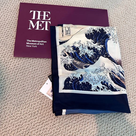 NWT 100% Silk Scarf from the Metrop Museum of Art Hokusai Great Wave - Picture 3 of 5